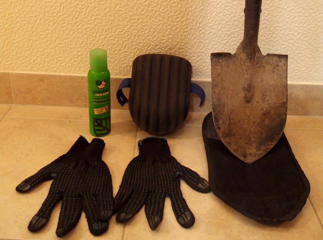 Лопата и перчатки